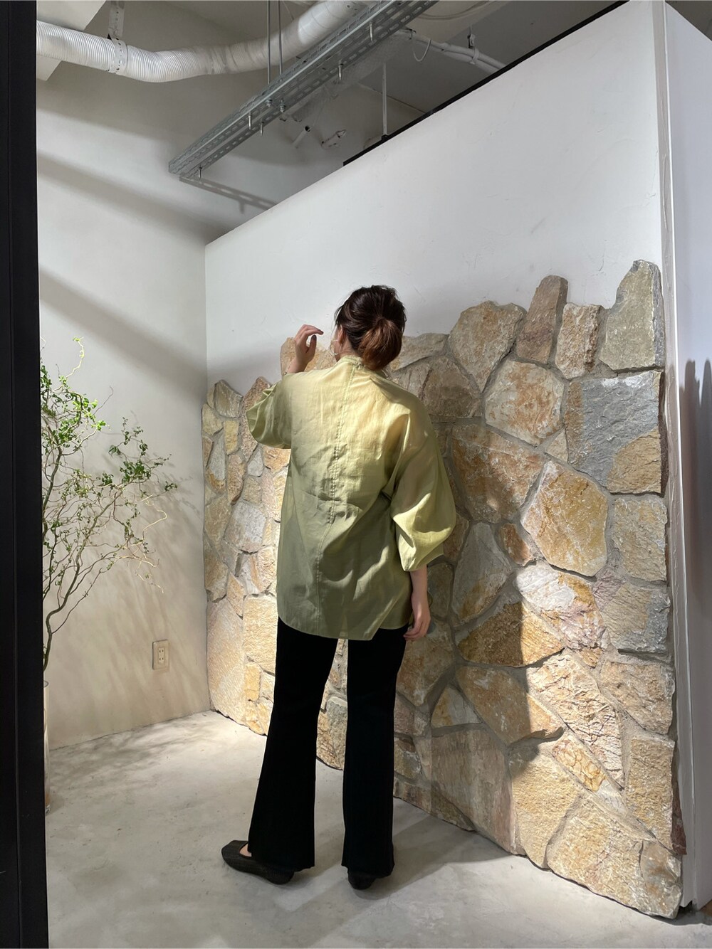 ベージュ系のシャツ/ブラウス、ブラック系のその他シューズ、ブラック系のその他パンツを着用したレディースの夏コーディネートの4枚目の写真