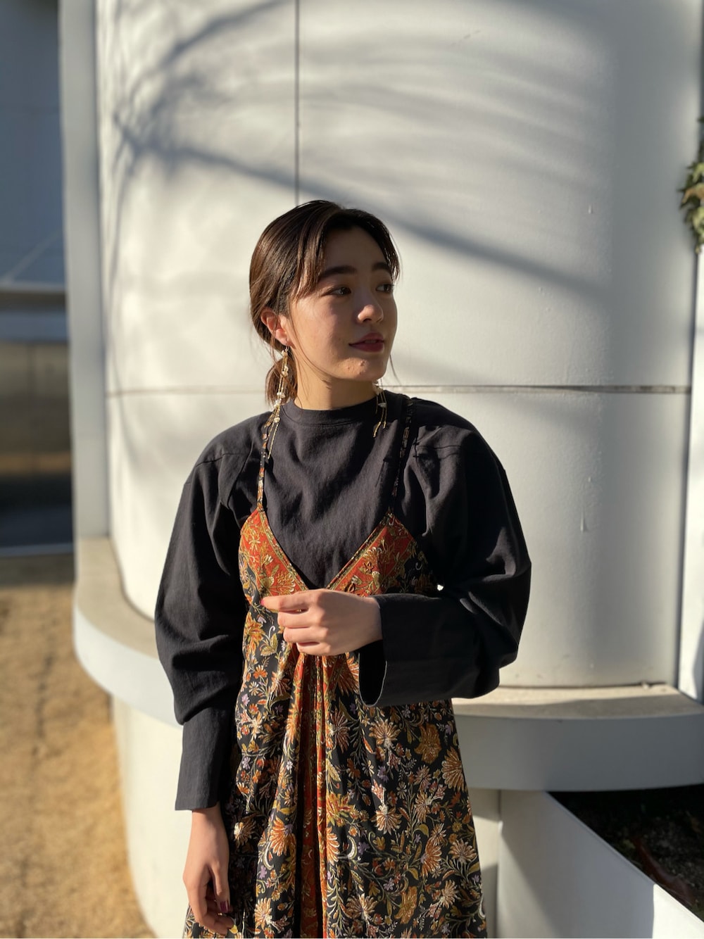 ブラック系のワンピース、ブラック系のTシャツ/カットソーを着用したレディースの冬コーディネートの2枚目の写真