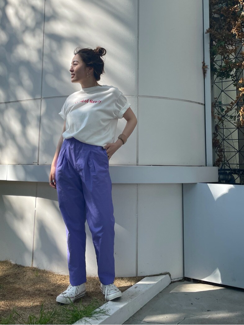 ホワイト系のTシャツ/カットソー、パープル系のその他パンツ、ベージュ系のブレスレットを着用したレディースの春コーディネートの3枚目の写真