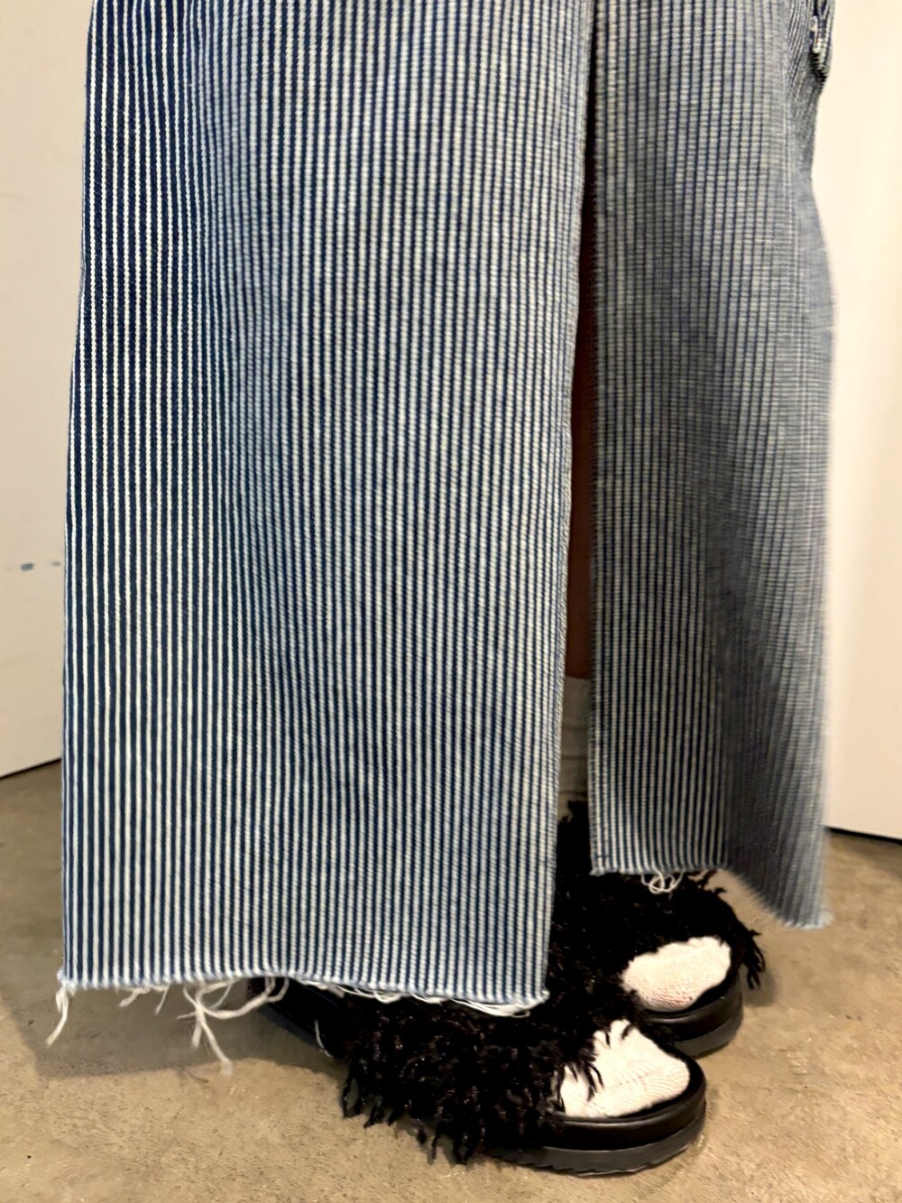 ブラック系のTシャツ/カットソー、その他のデニムスカートを着用したレディースの春コーディネートの7枚目の写真