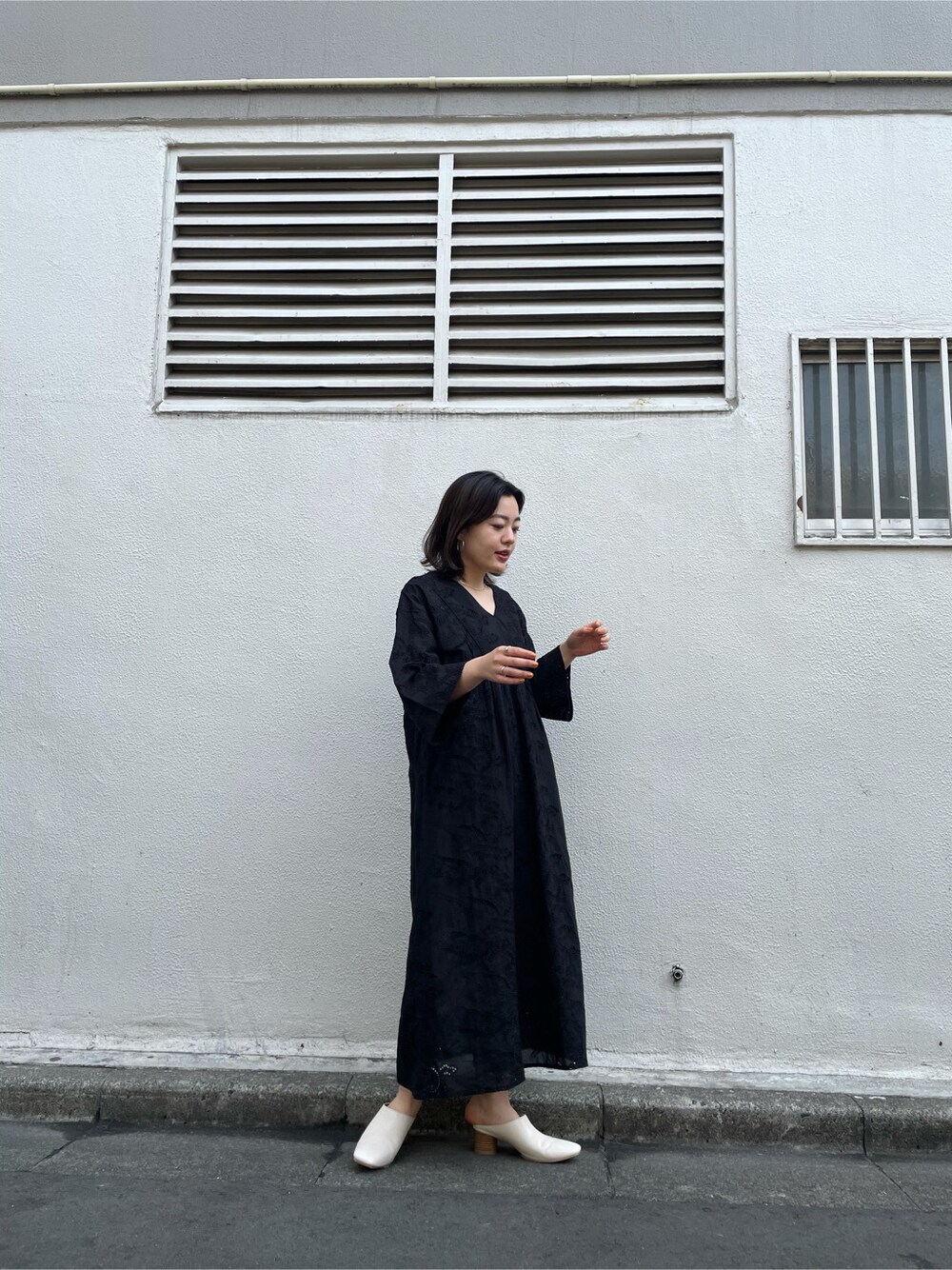 ブラック系のワンピース、シルバー系のネックレスを着用したレディースの春コーディネートの2枚目の写真