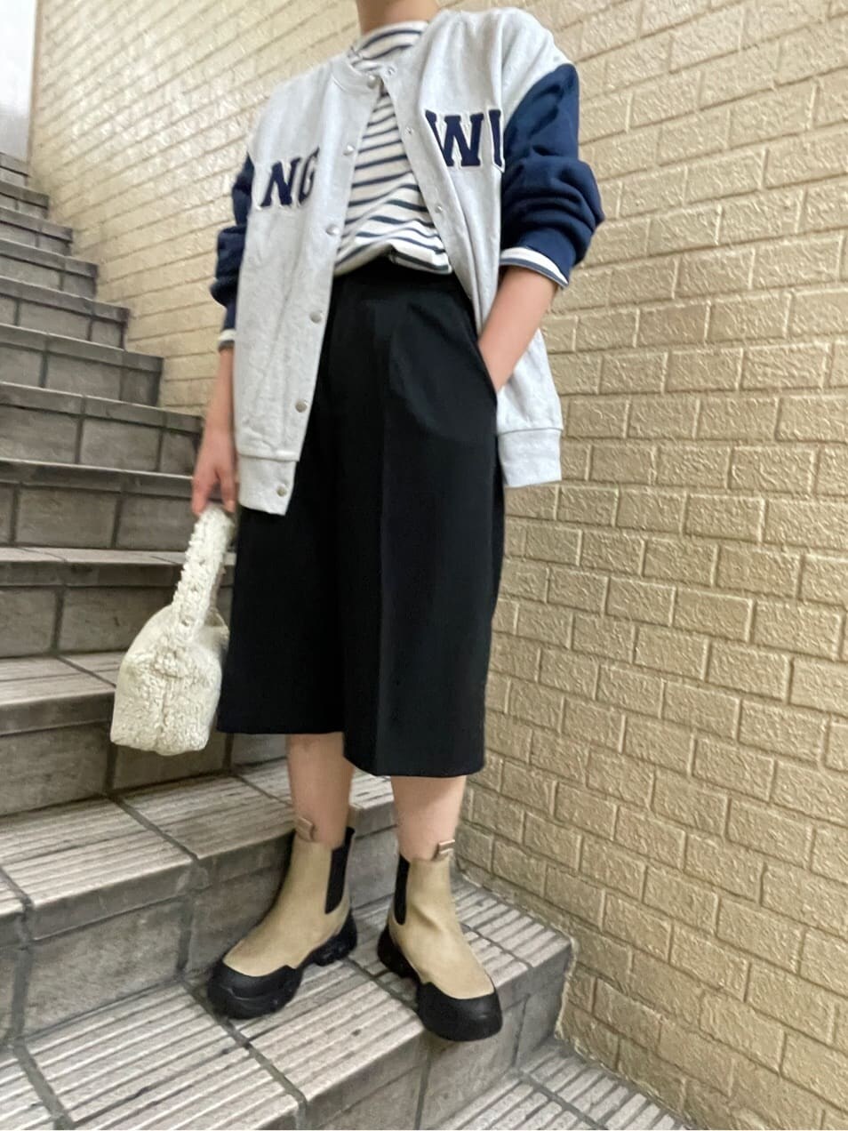 ブルー系のカーディガン/ボレロ、ブラック系のその他パンツを着用したレディースの秋コーディネートの5枚目の写真
