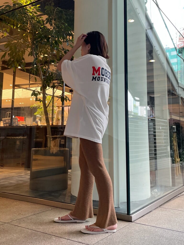 ブラウン系のその他パンツ、ホワイト系のTシャツ/カットソーを着用したレディースの夏コーディネートの3枚目の写真