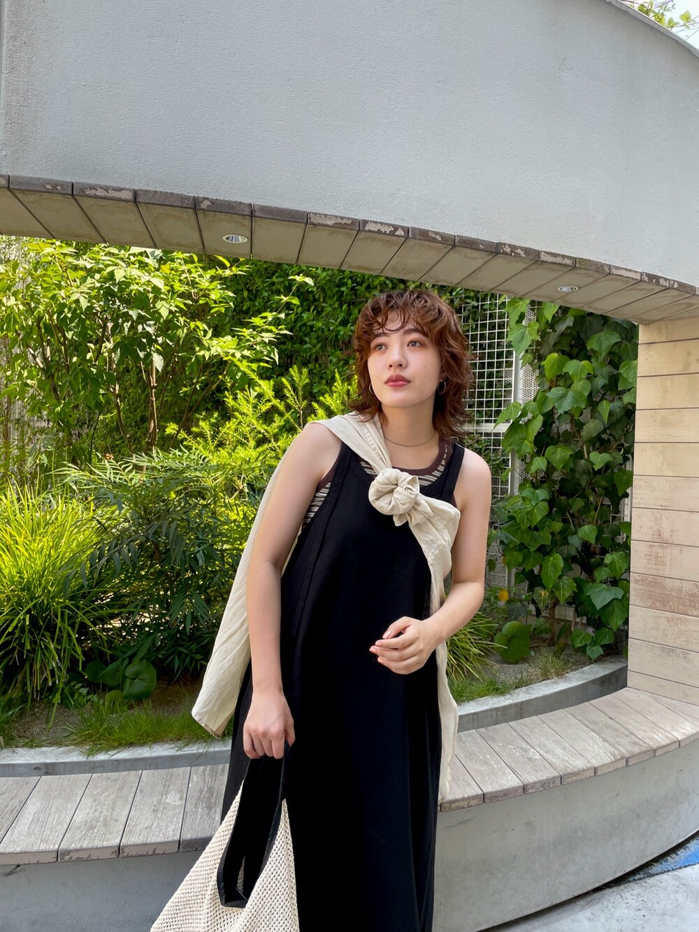 ブラック系のワンピースを着用したレディースの夏コーディネートの3枚目の写真