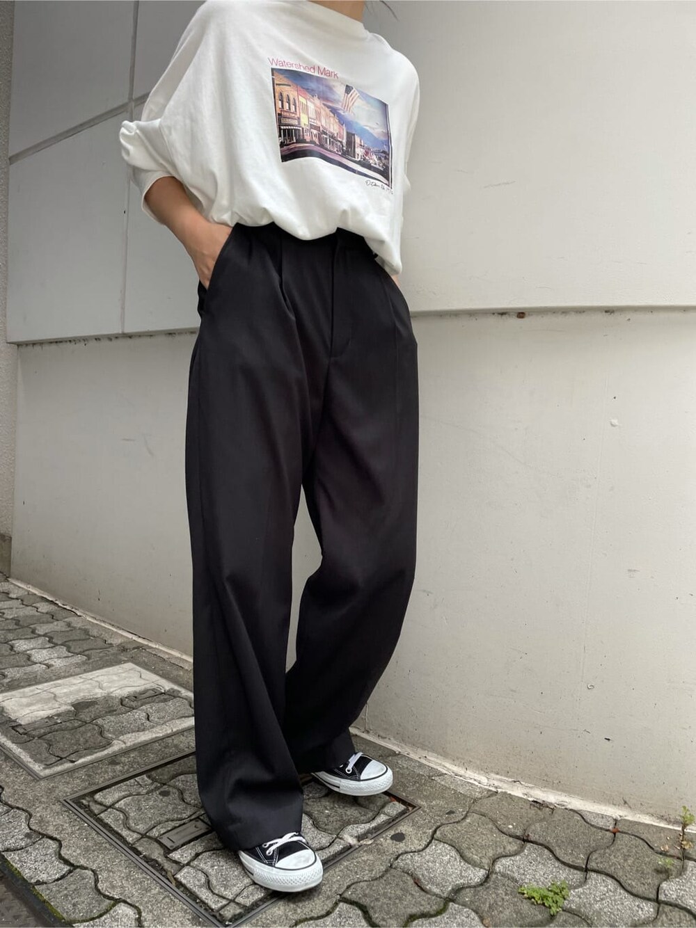 ピンク系のその他パンツ、ホワイト系のTシャツ/カットソー、ブラック系のダウンジャケット/コートを着用したレディースの夏コーディネートの4枚目の写真