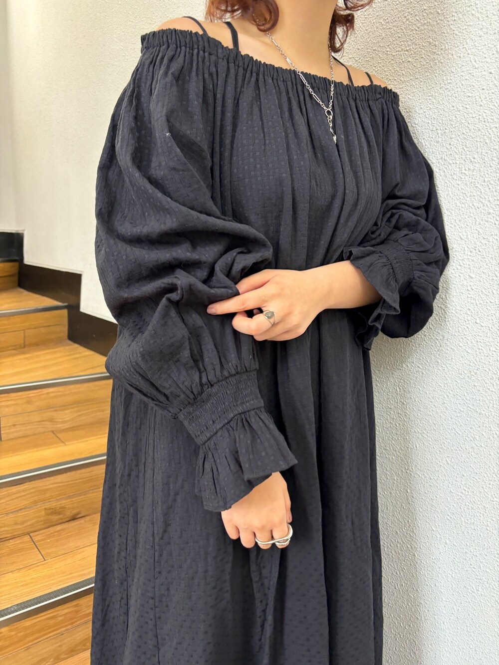 ブラック系のワンピースを着用したレディースの冬コーディネートの3枚目の写真