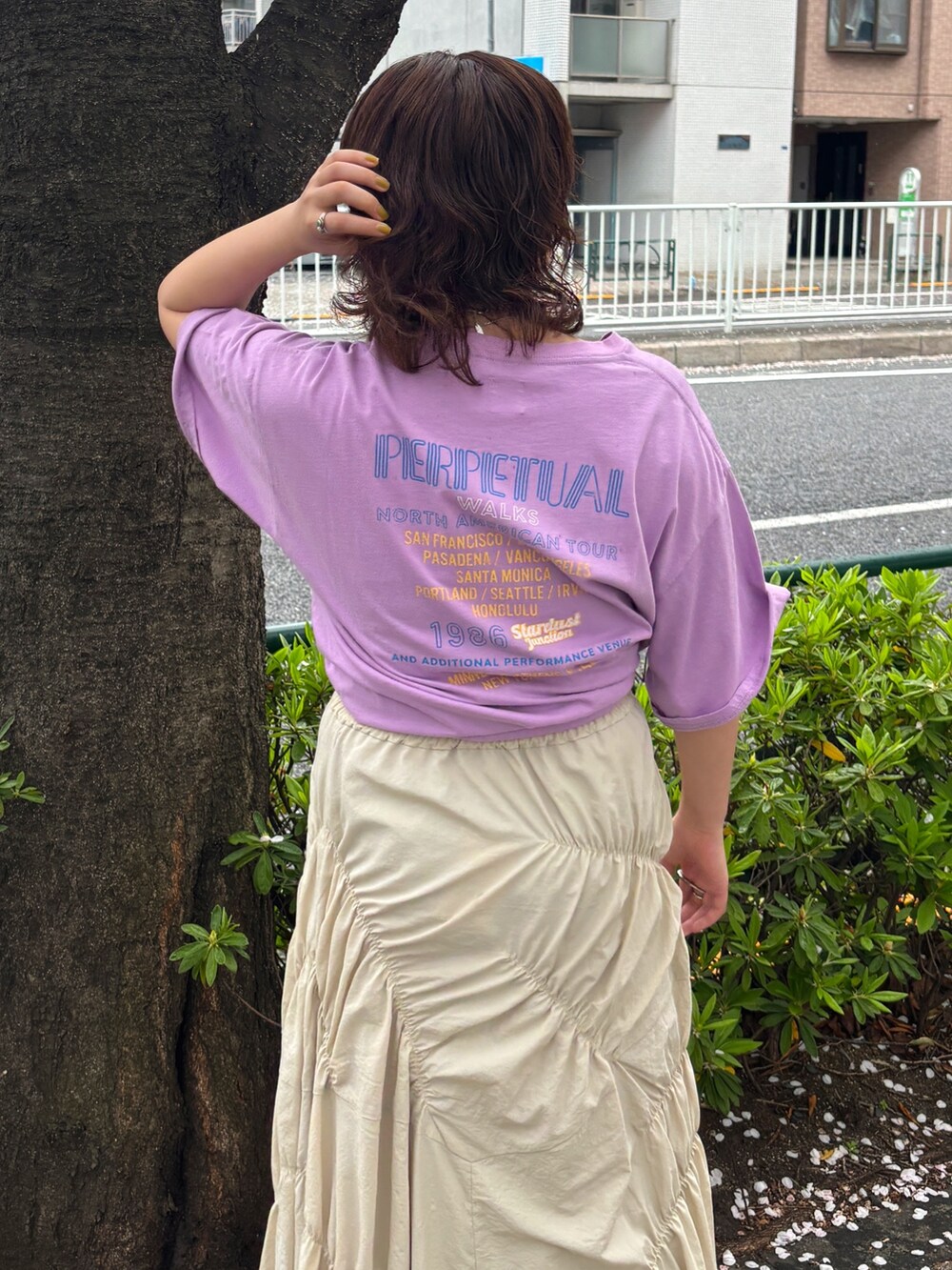 パープル系のTシャツ/カットソー、ホワイト系のスカートを着用したレディースの春コーディネートの7枚目の写真