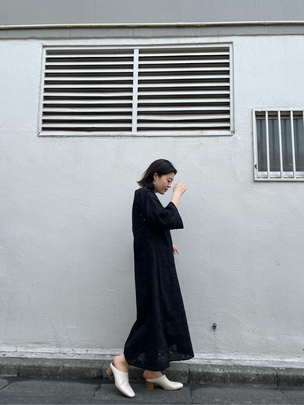 ブラック系のワンピース、シルバー系のネックレスを着用したレディースの春コーディネートの5枚目の写真