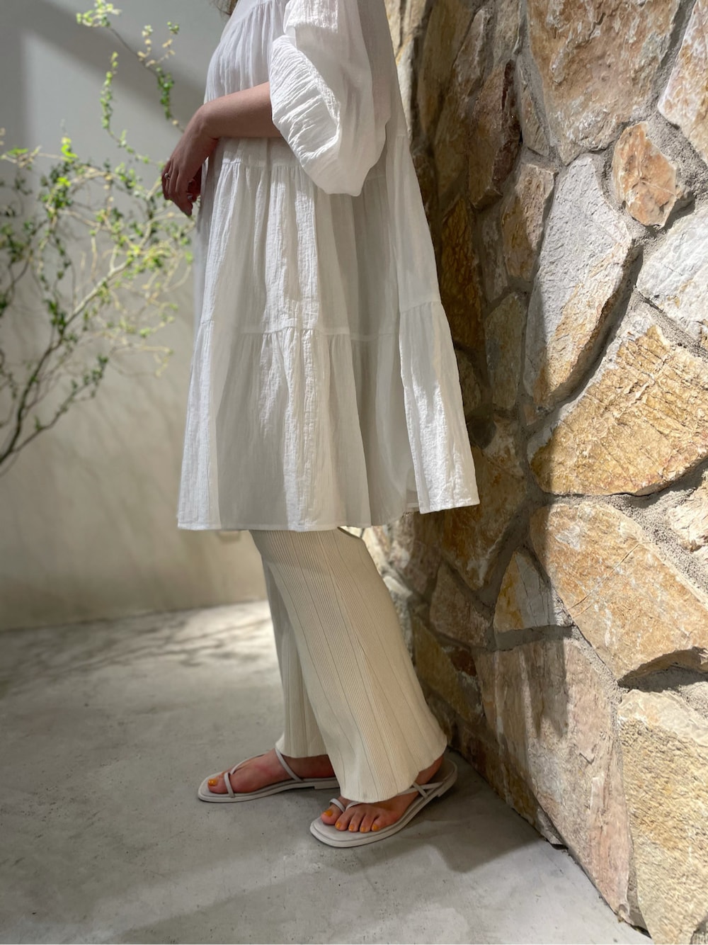 ホワイト系のサンダル、ホワイト系のその他パンツ、ホワイト系のワンピースを着用したレディースの春コーディネートの3枚目の写真