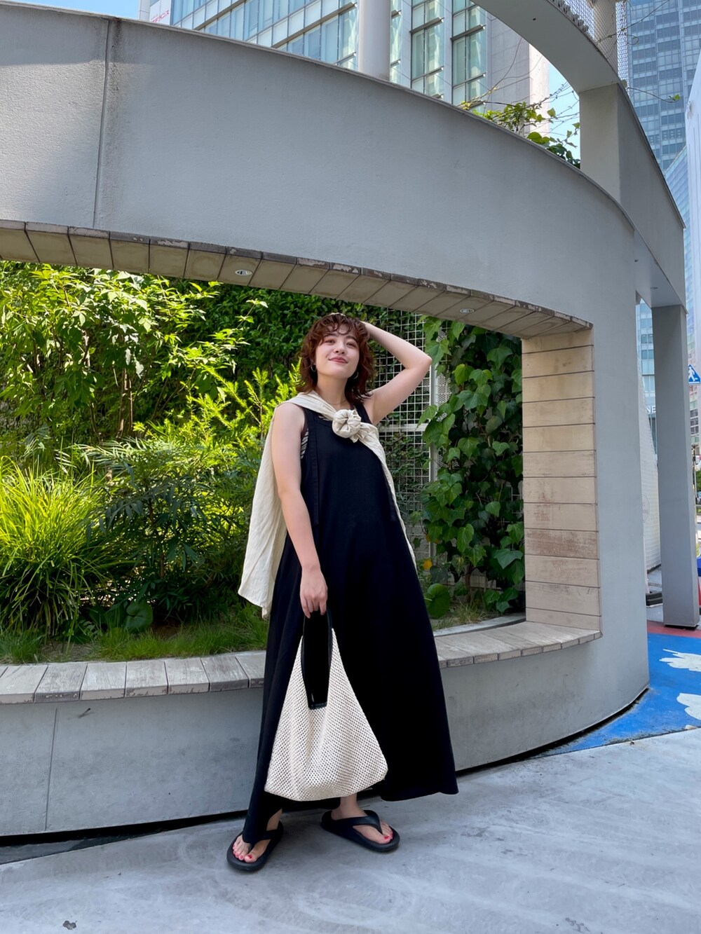 ブラック系のワンピースを着用したレディースの夏コーディネートの2枚目の写真