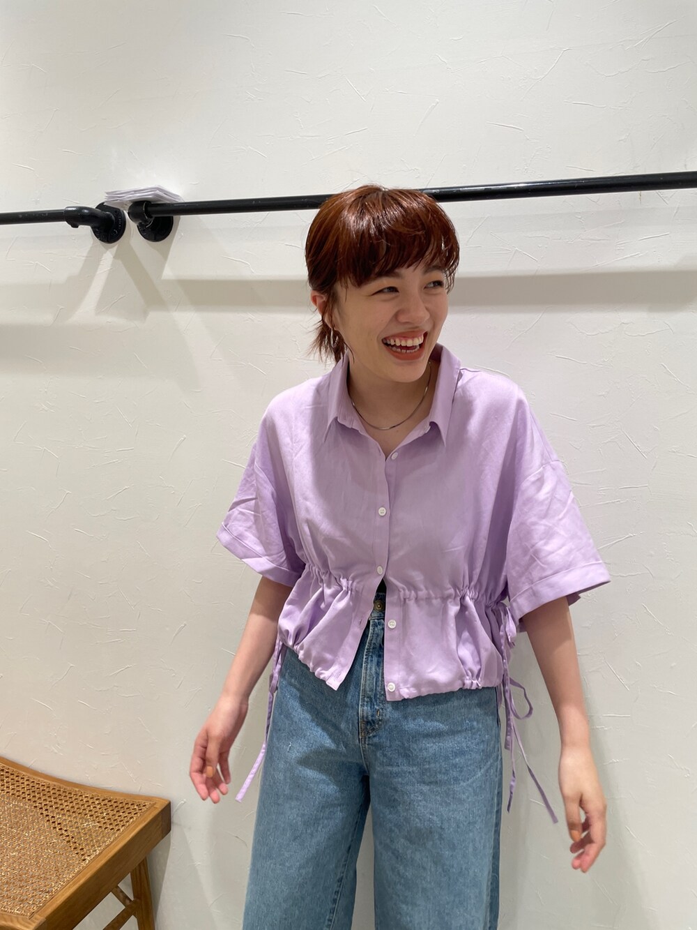 パープル系のシャツ/ブラウス、ブルー系のデニムパンツを着用したレディースの春コーディネートの7枚目の写真