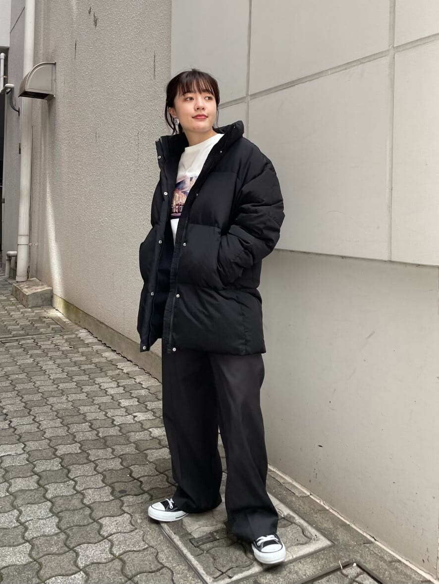 ピンク系のその他パンツ、ホワイト系のTシャツ/カットソー、ブラック系のダウンジャケット/コートを着用したレディースの夏コーディネートの6枚目の写真