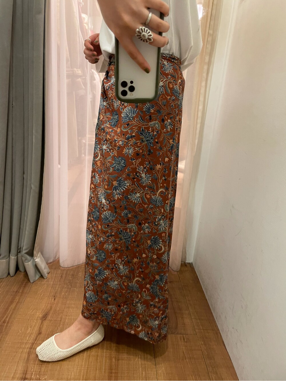 オレンジ系のスカート、ホワイト系のTシャツ/カットソーを着用したレディースの冬コーディネートの4枚目の写真