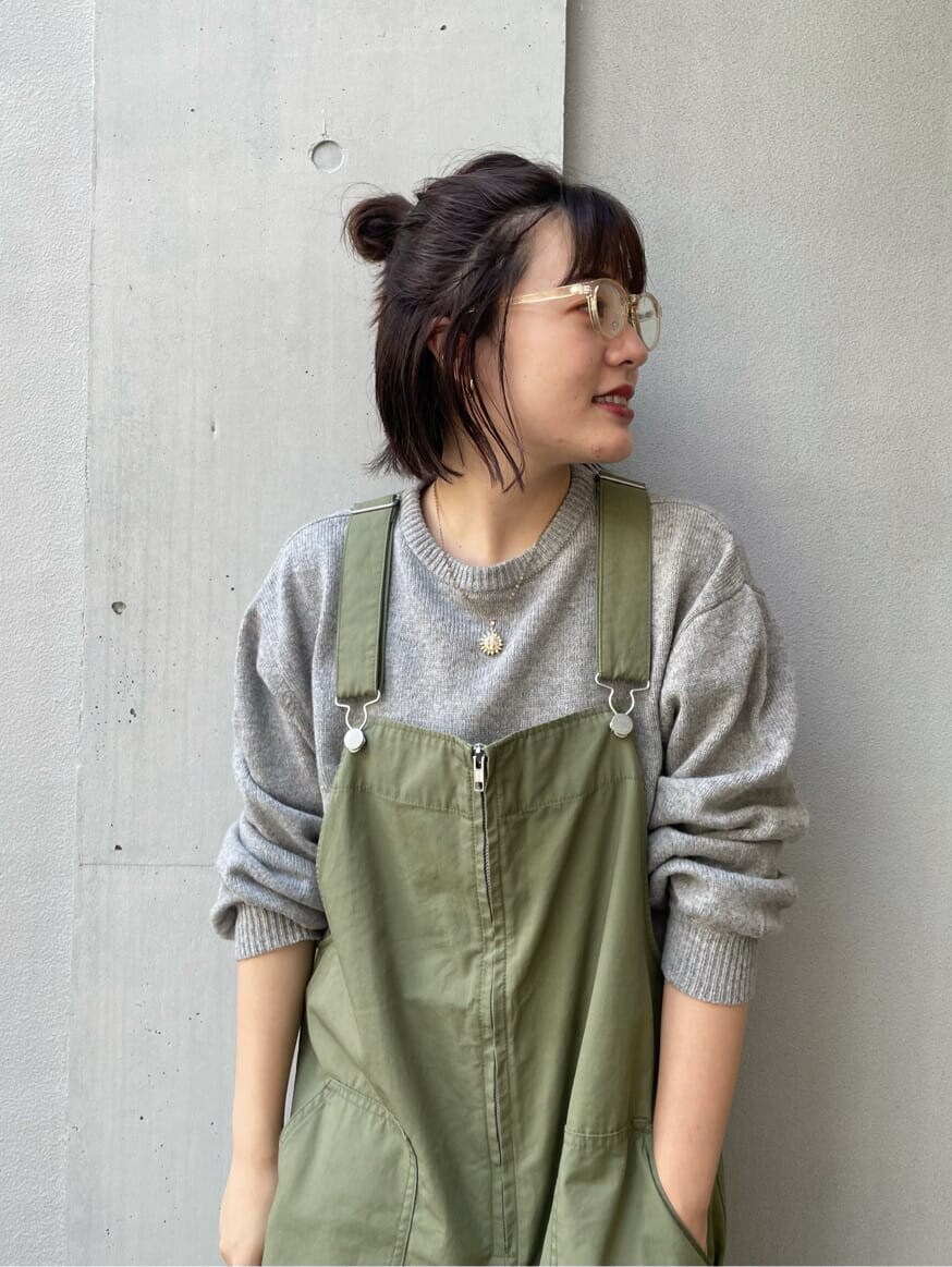 ホワイト系のブルゾン、ベージュ系のつなぎ/オールインワン、ホワイト系のブーツを着用したレディースの夏コーディネートの3枚目の写真