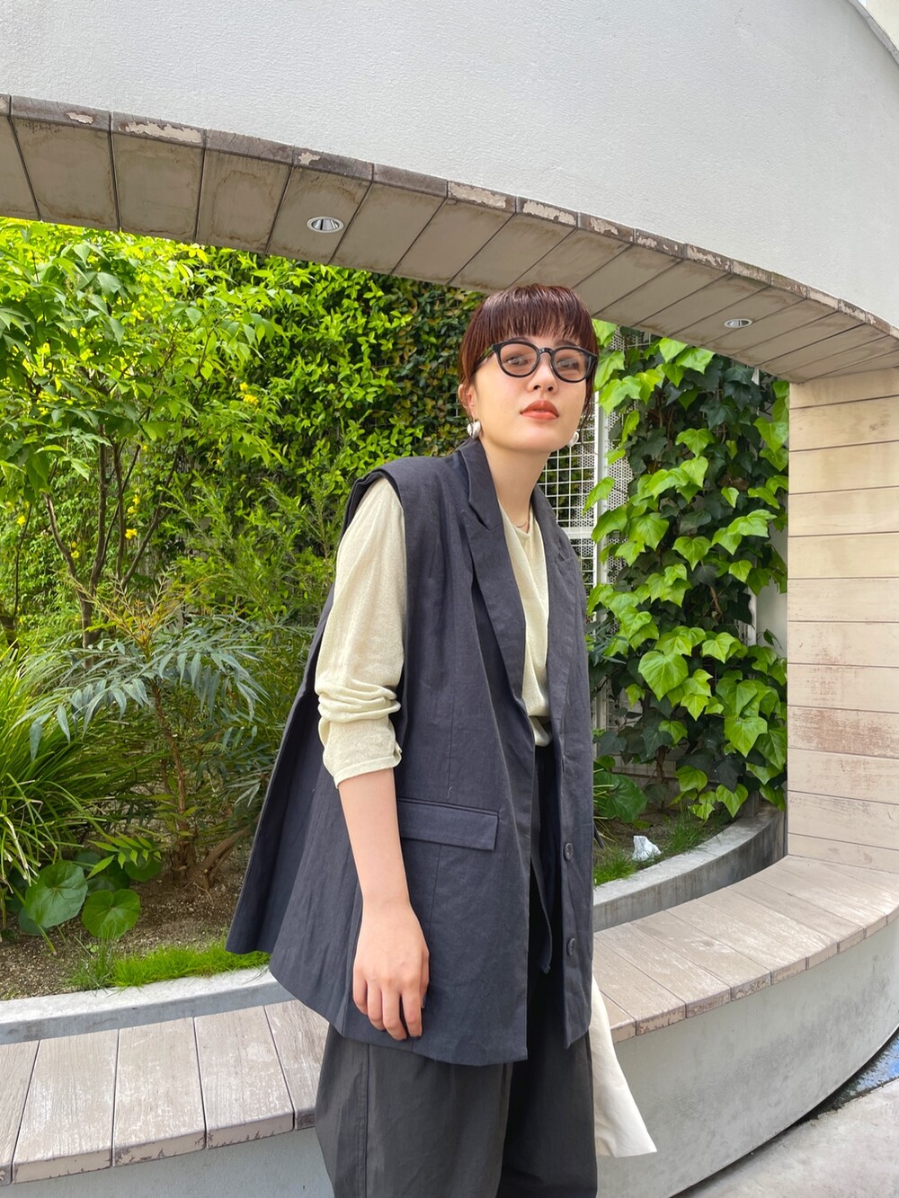 グレー系のテーラードジャケットを着用したレディースの春コーディネートの4枚目の写真