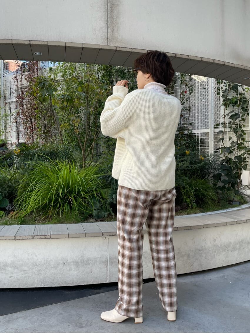 ブルー系のデニムジャケット、ホワイト系のニット/セーター、ブラウン系のその他パンツを着用したレディースの秋コーディネートの2枚目の写真