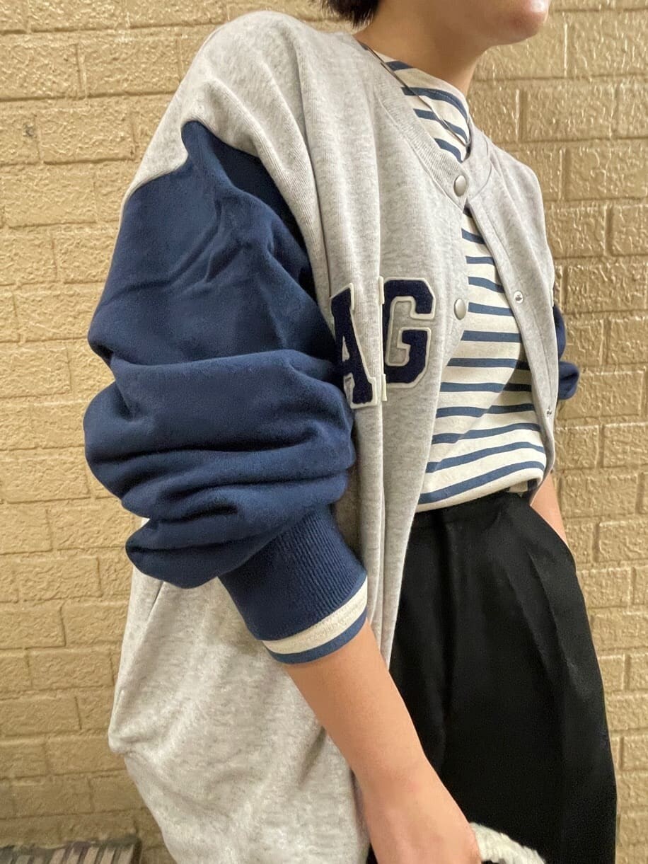 ブルー系のカーディガン/ボレロ、ブラック系のその他パンツを着用したレディースの秋コーディネートの6枚目の写真