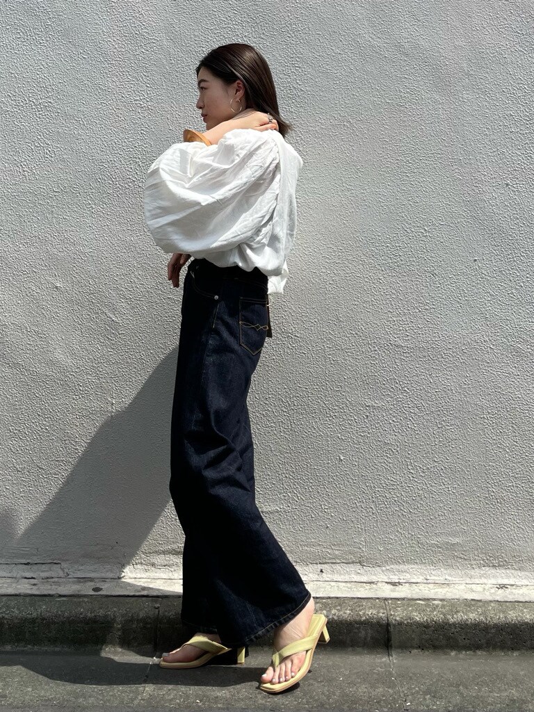 ホワイト系のシャツ/ブラウス、ブルー系のデニムパンツ、ベージュ系のバングル/リストバンドを着用したレディースの春コーディネートの2枚目の写真
