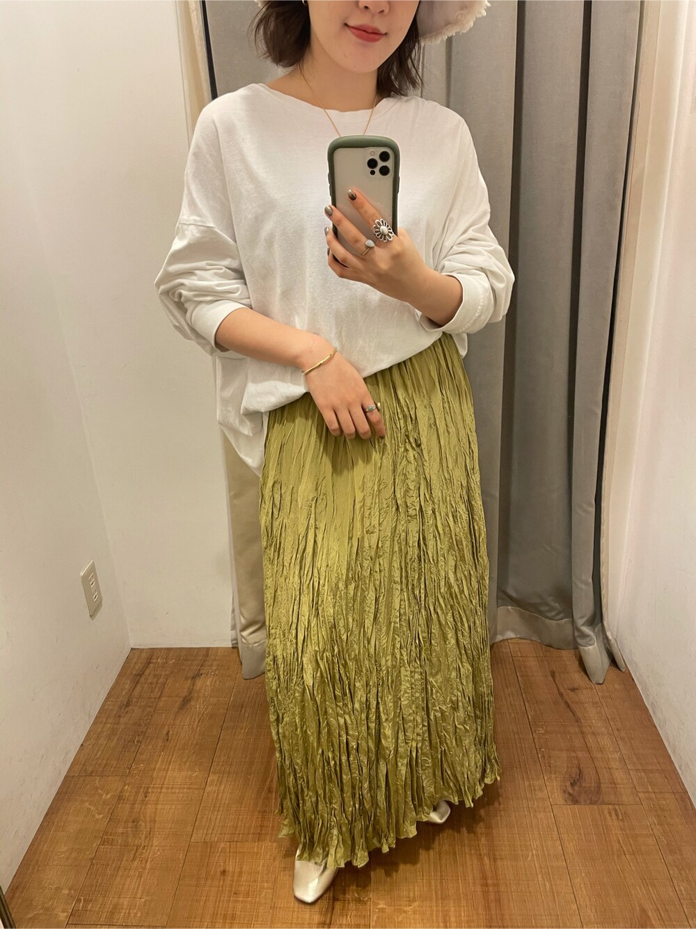 ホワイト系のTシャツ/カットソー、グリーン系のスカートを着用したレディースの冬コーディネートの2枚目の写真