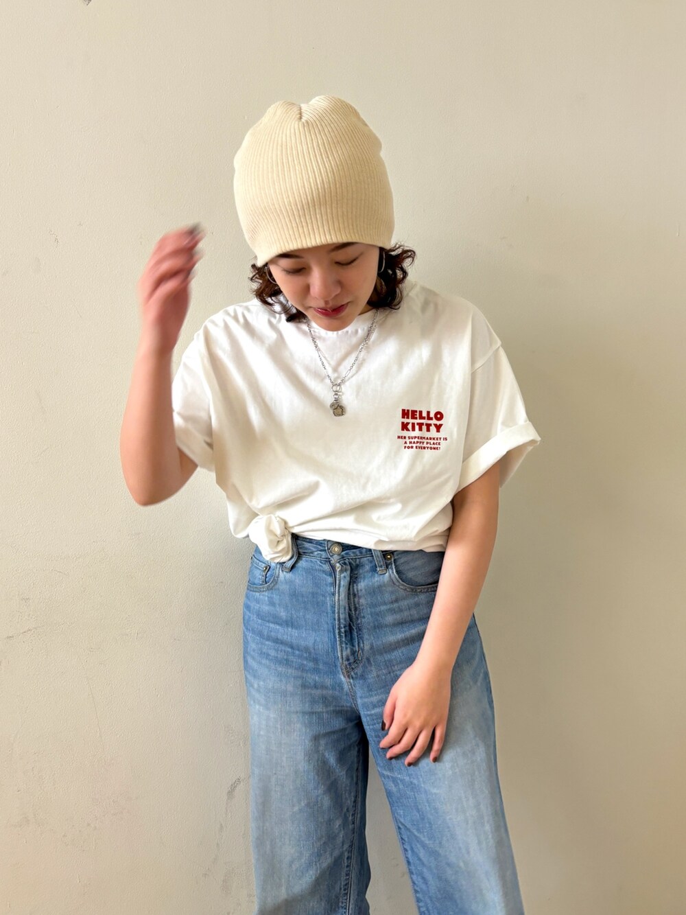 ホワイト系のTシャツ/カットソー、ブルー系のデニムパンツを着用したレディースの春コーディネートの4枚目の写真