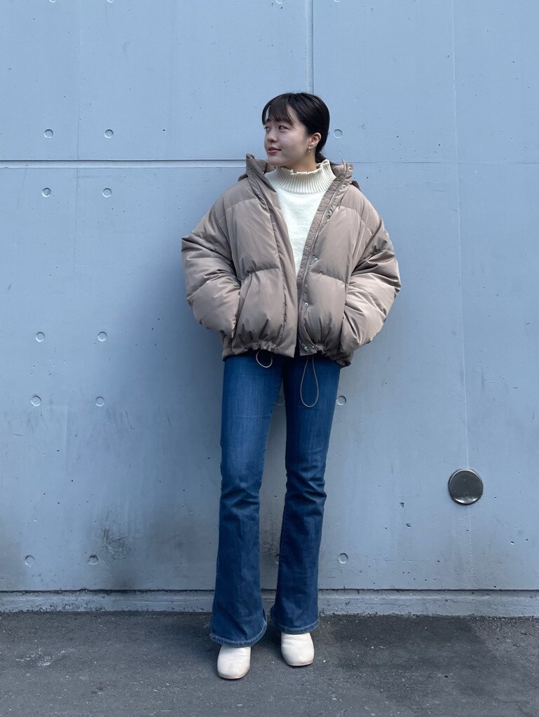 ブルー系のデニムパンツ、ベージュ系のダウンジャケット/コートを着用したレディースの冬コーディネートの3枚目の写真