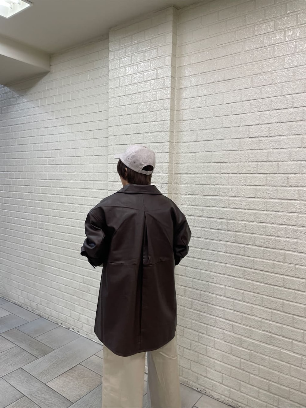 ホワイト系のニット/セーター、ブラウン系のハンドバッグ、ホワイト系のその他パンツを着用したレディースの秋コーディネートの4枚目の写真