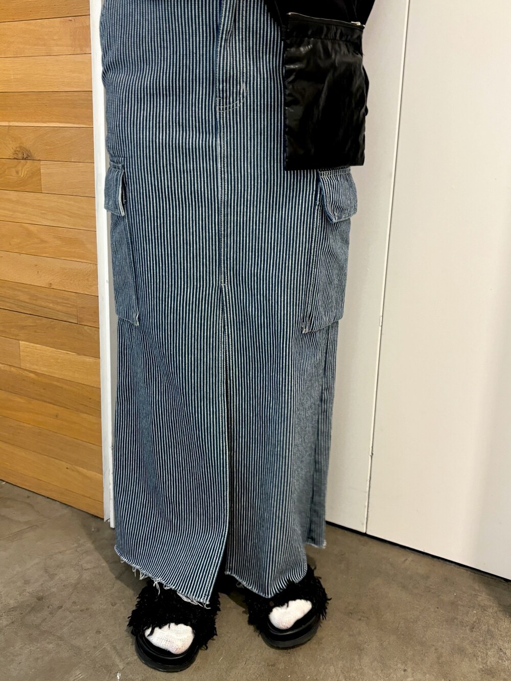 ブラック系のTシャツ/カットソー、その他のデニムスカートを着用したレディースの春コーディネートの6枚目の写真