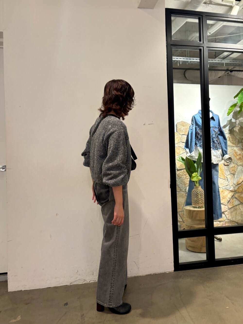 ブラック系のデニムパンツ、ブラック系のニット/セーターを着用したレディースの冬コーディネートの4枚目の写真