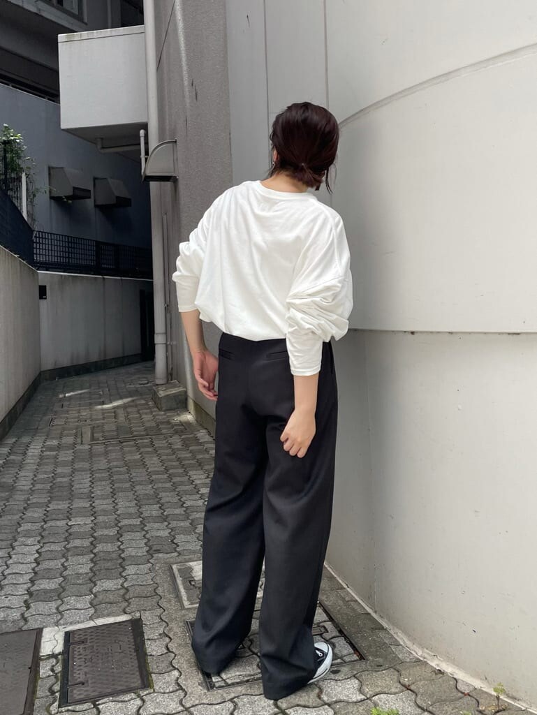 ピンク系のその他パンツ、ホワイト系のTシャツ/カットソー、ブラック系のダウンジャケット/コートを着用したレディースの夏コーディネートの5枚目の写真