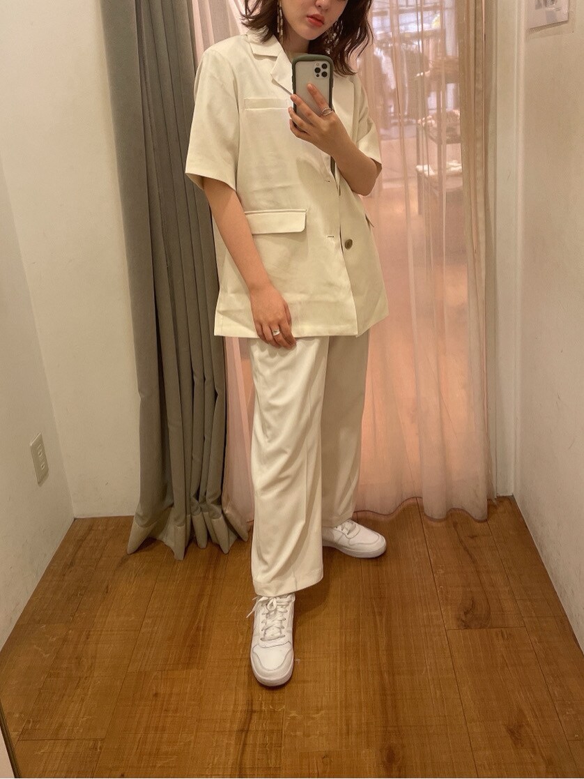 ホワイト系のその他パンツ、ホワイト系のテーラードジャケット、ブラウン系のピアス（両耳用）を着用したレディースの春コーディネートの4枚目の写真