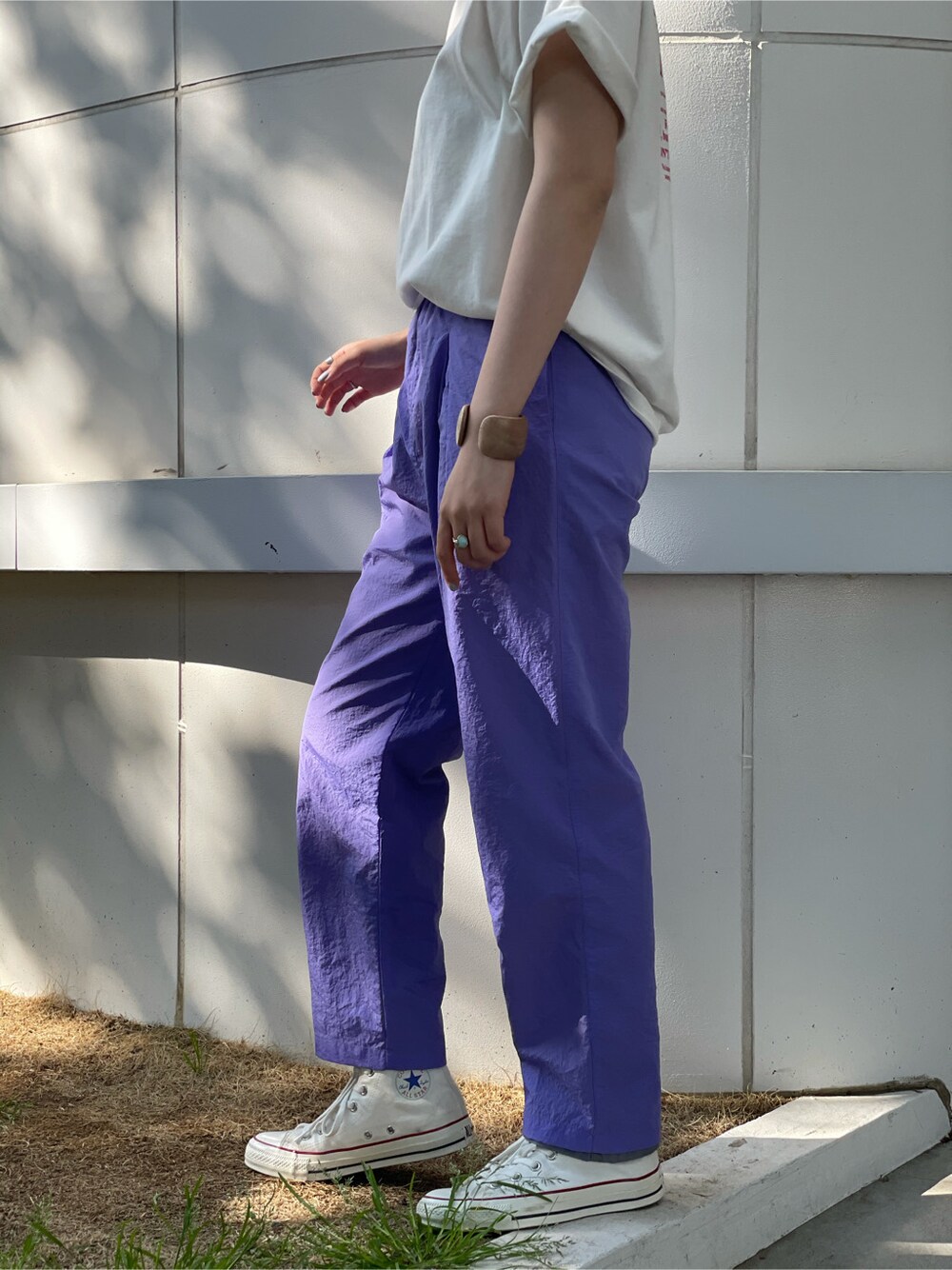 ホワイト系のTシャツ/カットソー、パープル系のその他パンツ、ベージュ系のブレスレットを着用したレディースの春コーディネートの4枚目の写真
