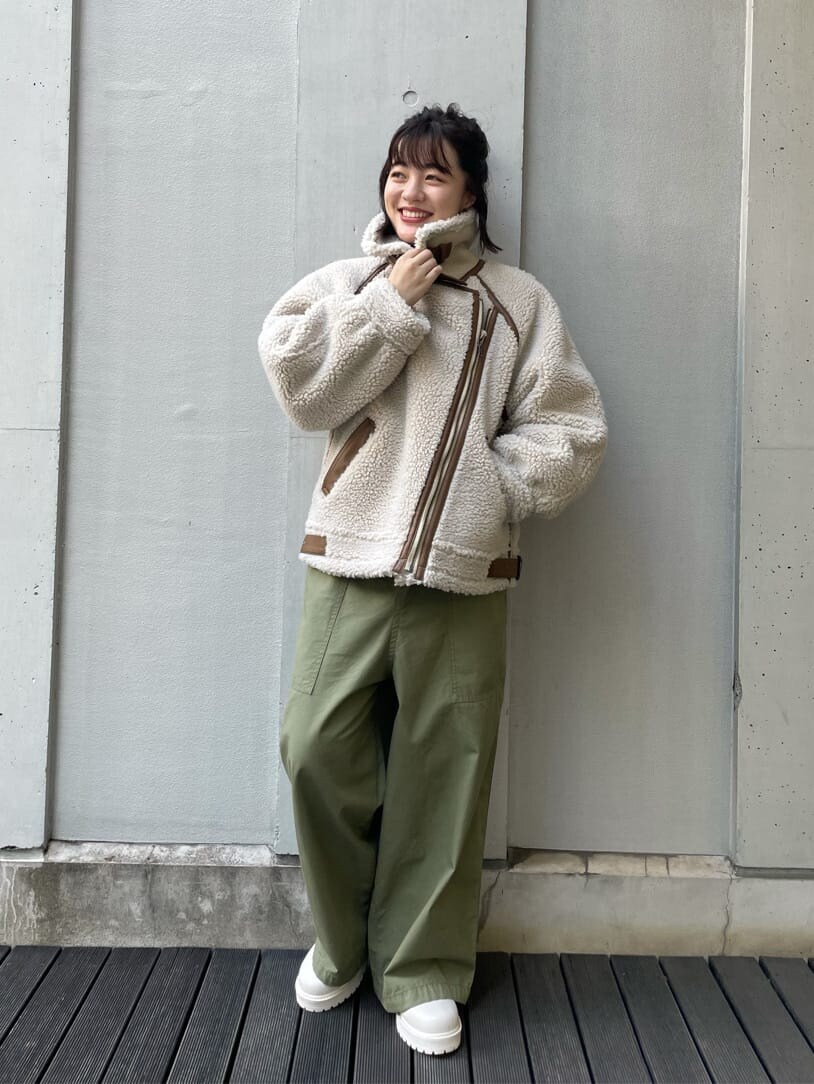 ホワイト系のブルゾン、ベージュ系のつなぎ/オールインワン、ホワイト系のブーツを着用したレディースの夏コーディネートの6枚目の写真