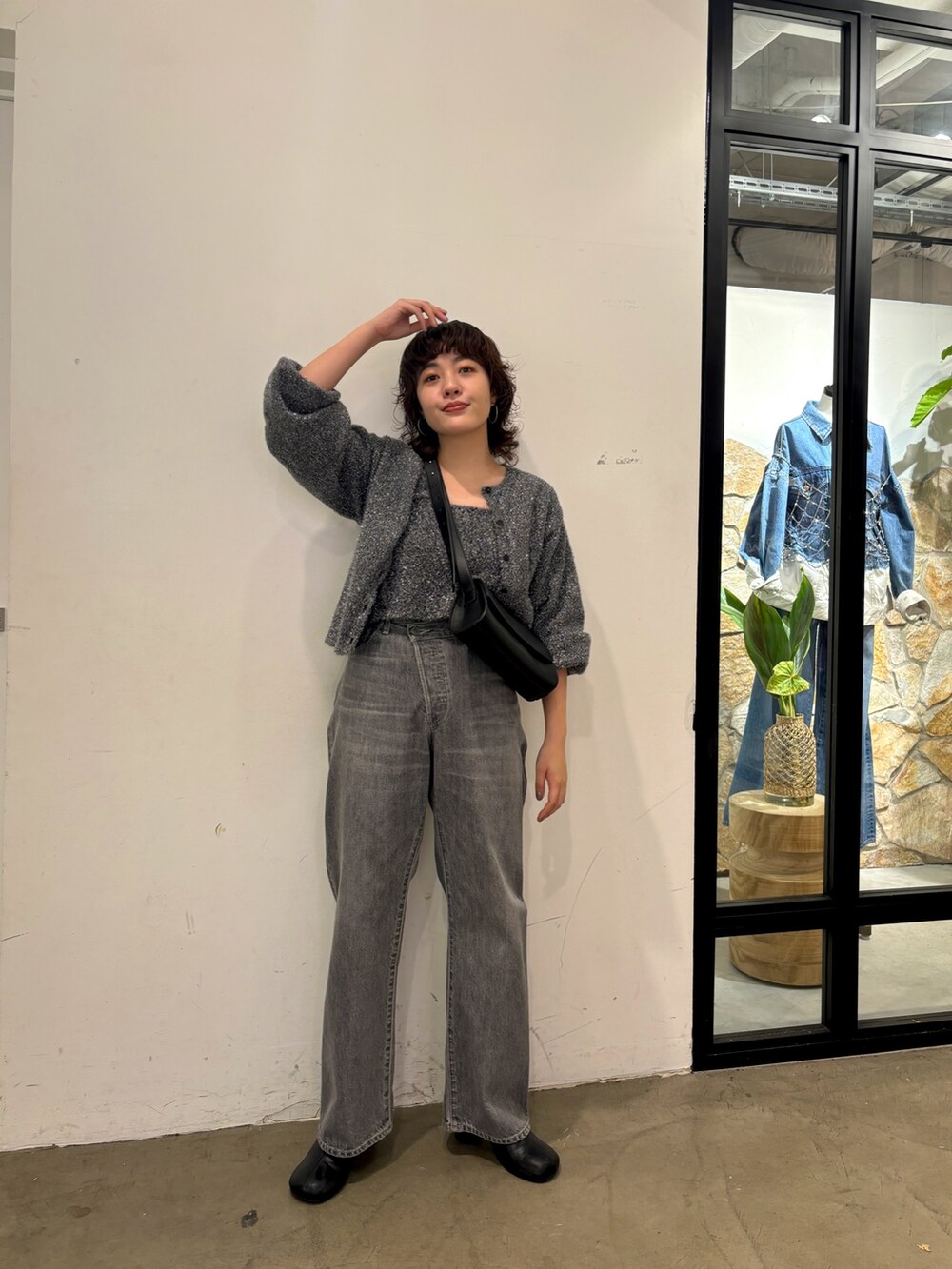 ブラック系のデニムパンツ、ブラック系のニット/セーターを着用したレディースの冬コーディネートの3枚目の写真