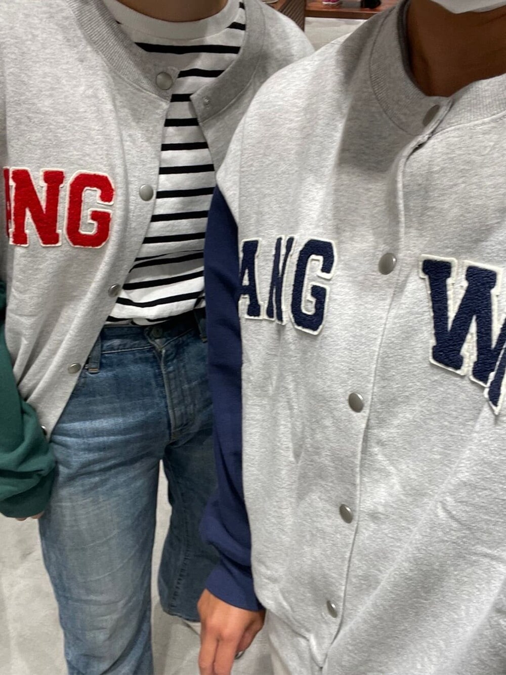 ブルー系のカーディガン/ボレロ、ブラック系のその他パンツを着用したレディースの秋コーディネートの2枚目の写真