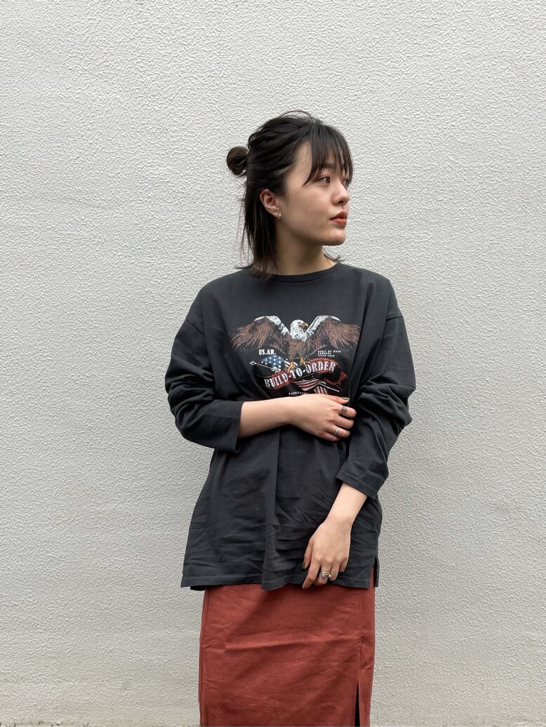 オレンジ系のスカートを着用したレディースの春コーディネートの5枚目の写真