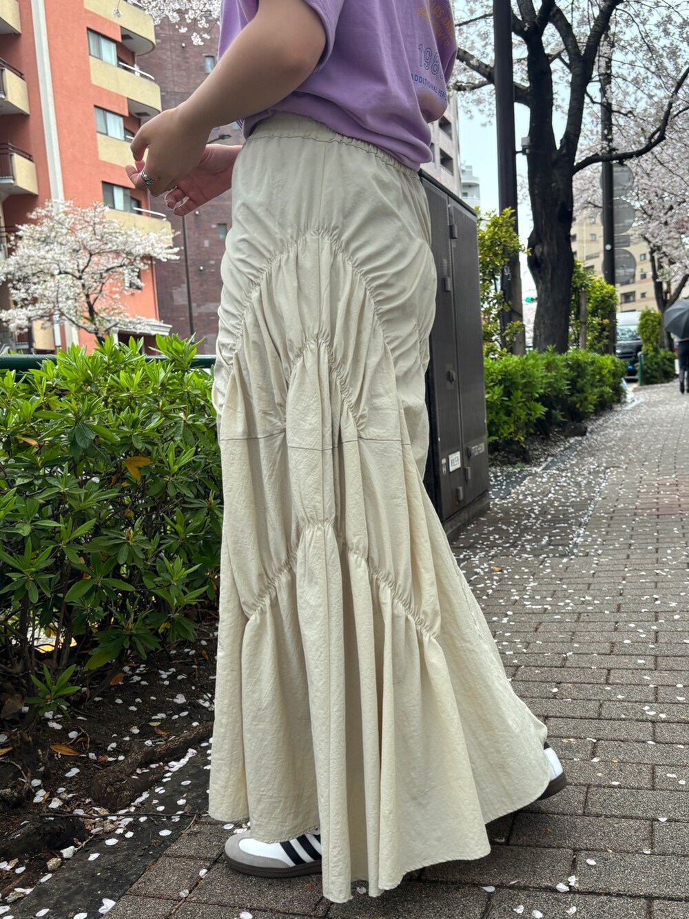 パープル系のTシャツ/カットソー、ホワイト系のスカートを着用したレディースの春コーディネートの5枚目の写真