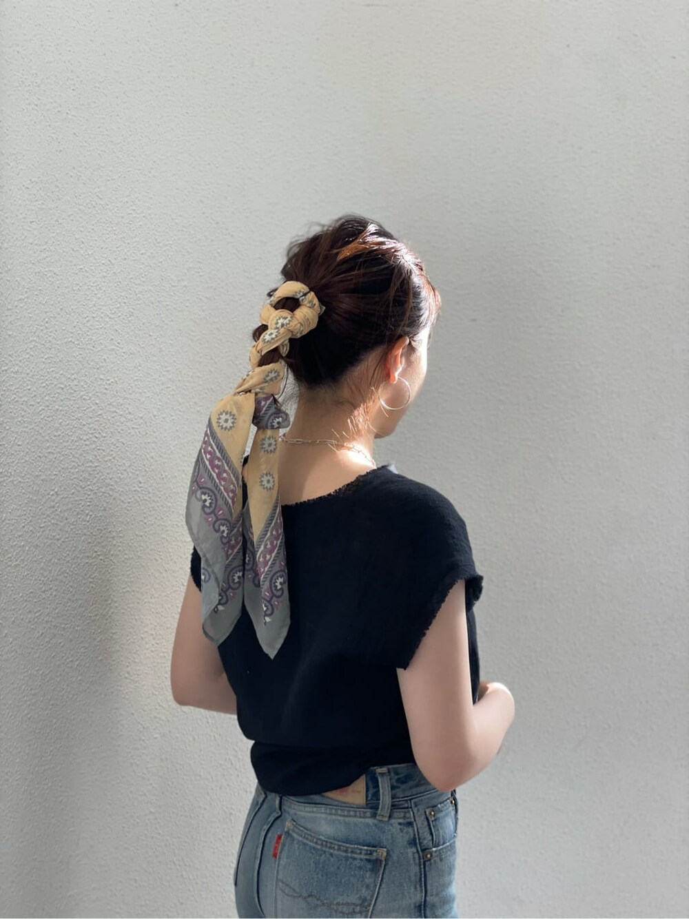 ブラック系のシャツ/ブラウス、ブルー系のデニムパンツ、ブラック系のサンダルを着用したレディースの夏コーディネートの6枚目の写真