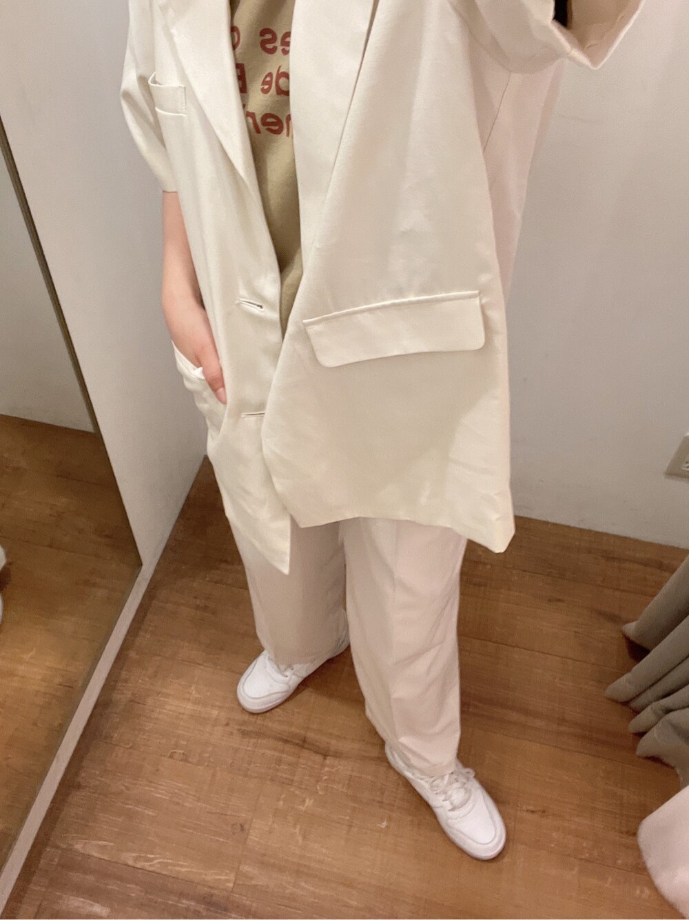 ホワイト系のその他パンツ、ホワイト系のテーラードジャケット、ブラウン系のピアス（両耳用）を着用したレディースの春コーディネートの5枚目の写真