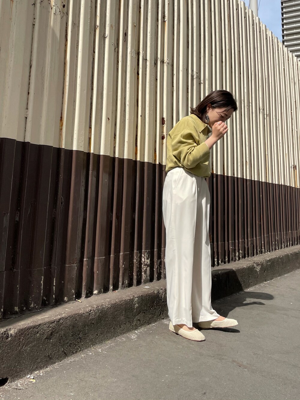 ホワイト系のその他パンツ、グリーン系のニット/セーター、ホワイト系のTシャツ/カットソーを着用したレディースの春コーディネートの3枚目の写真