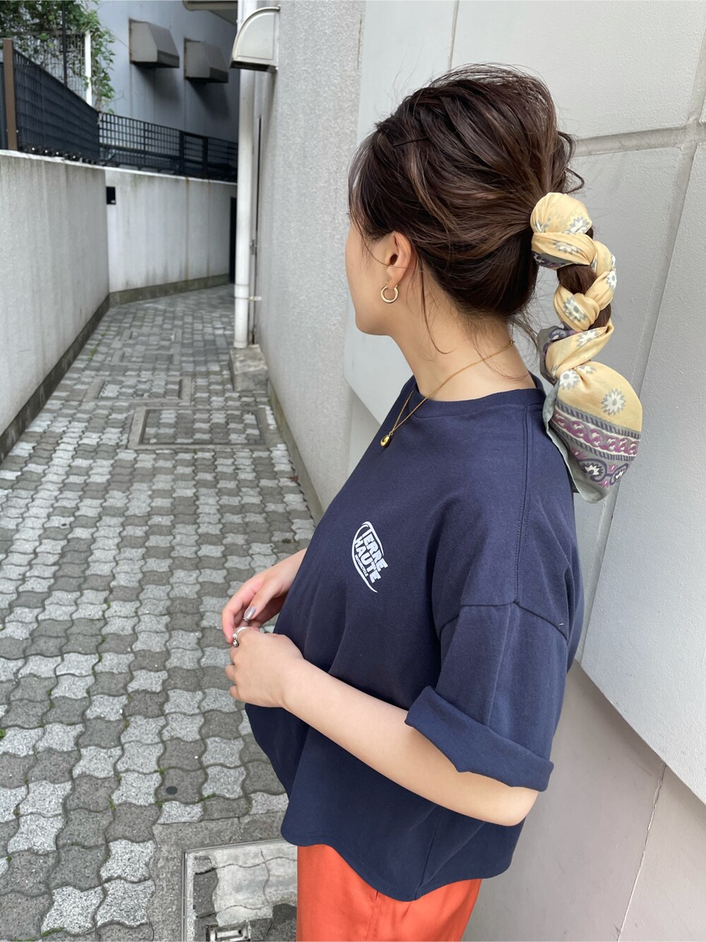 ブルー系のTシャツ/カットソー、オレンジ系のその他パンツ、イエロー系のストール/ショールを着用したレディースの春コーディネートの6枚目の写真