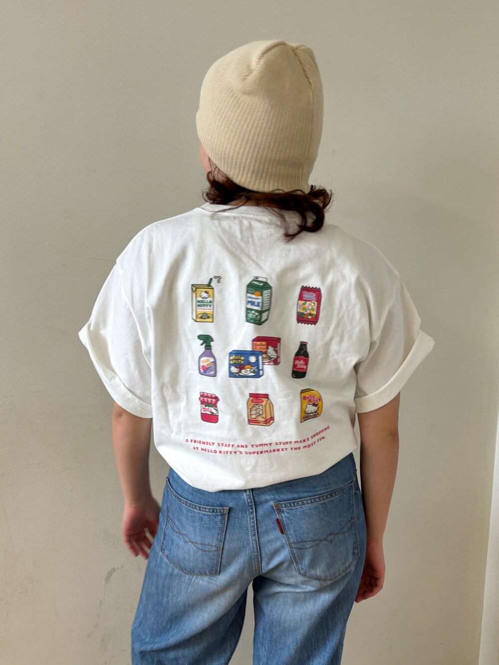 ホワイト系のTシャツ/カットソー、ブルー系のデニムパンツを着用したレディースの春コーディネートの2枚目の写真