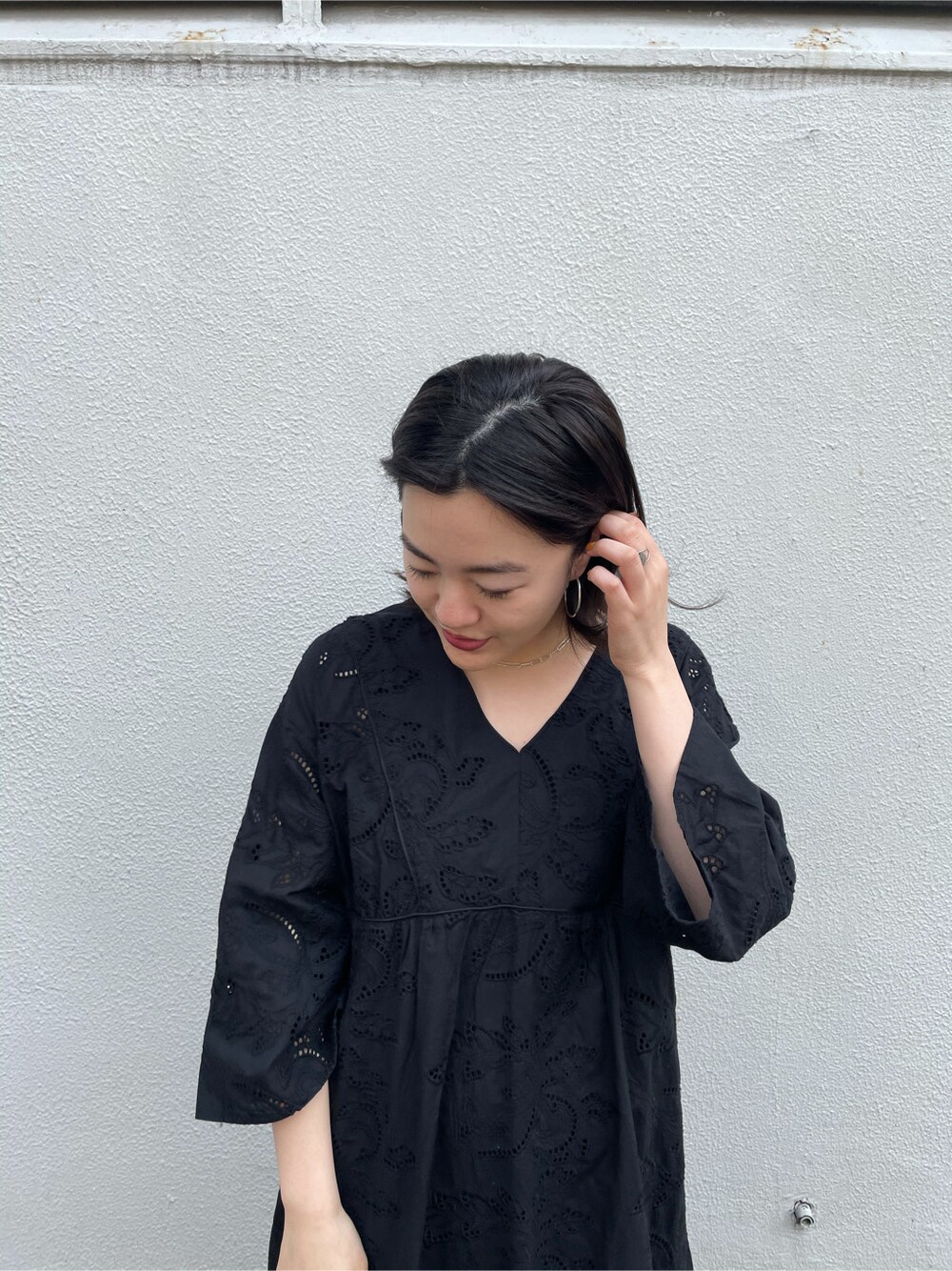 ブラック系のワンピース、シルバー系のネックレスを着用したレディースの春コーディネートの4枚目の写真