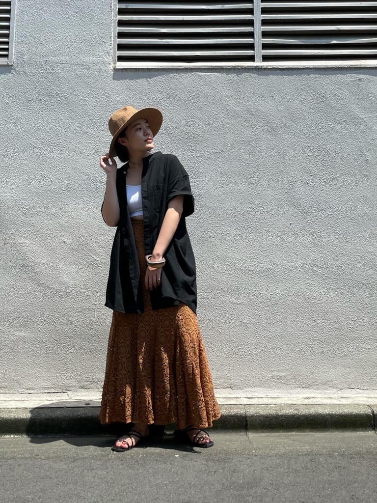 ブラック系のシャツ/ブラウス、ブラウン系のスカート、ホワイト系のリングを着用したレディースの夏コーディネートの5枚目の写真