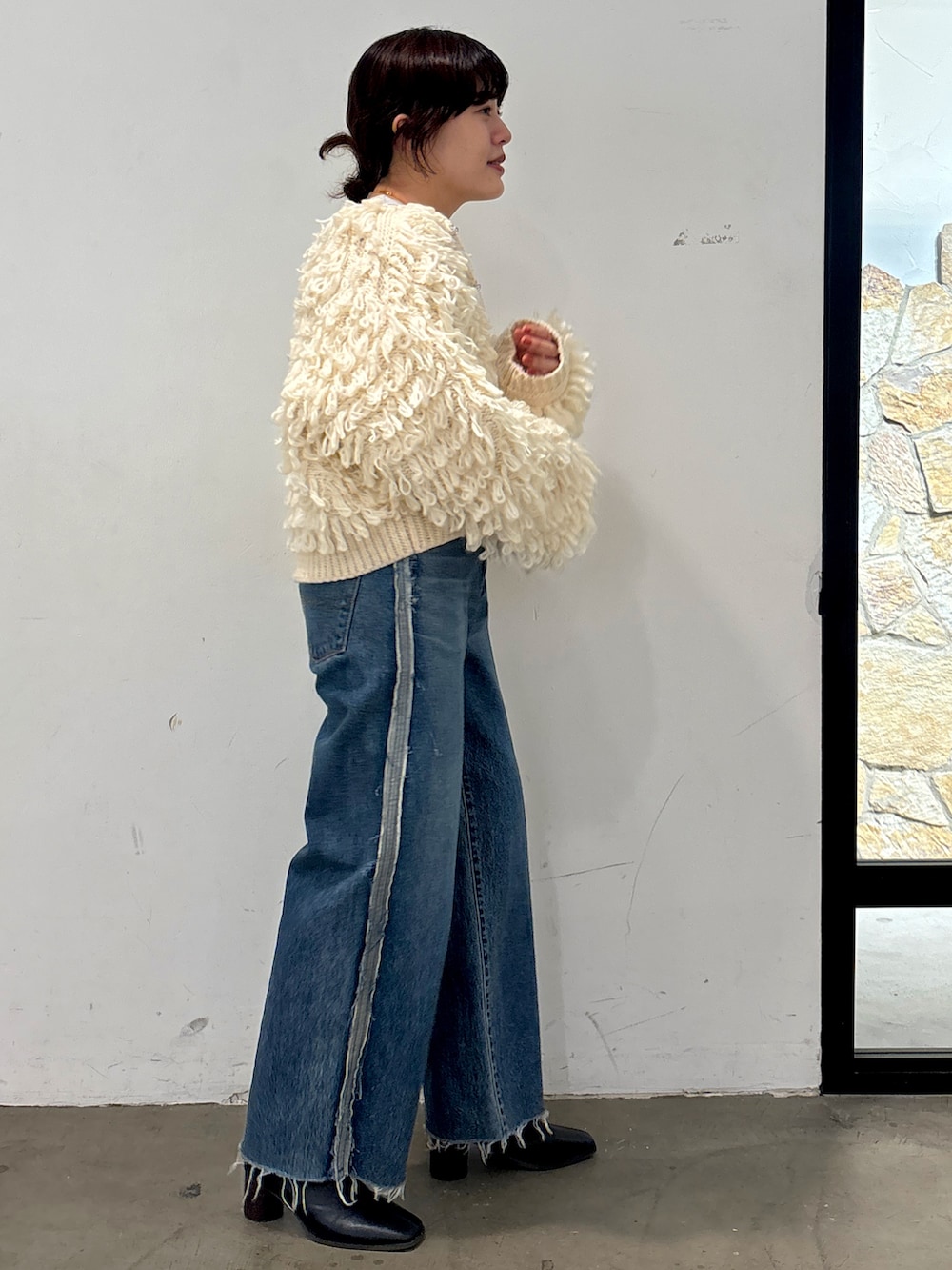 ホワイト系のカーディガン/ボレロ、ブルー系のデニムパンツ、グレー系のスウェットを着用したレディースの冬コーディネートの2枚目の写真