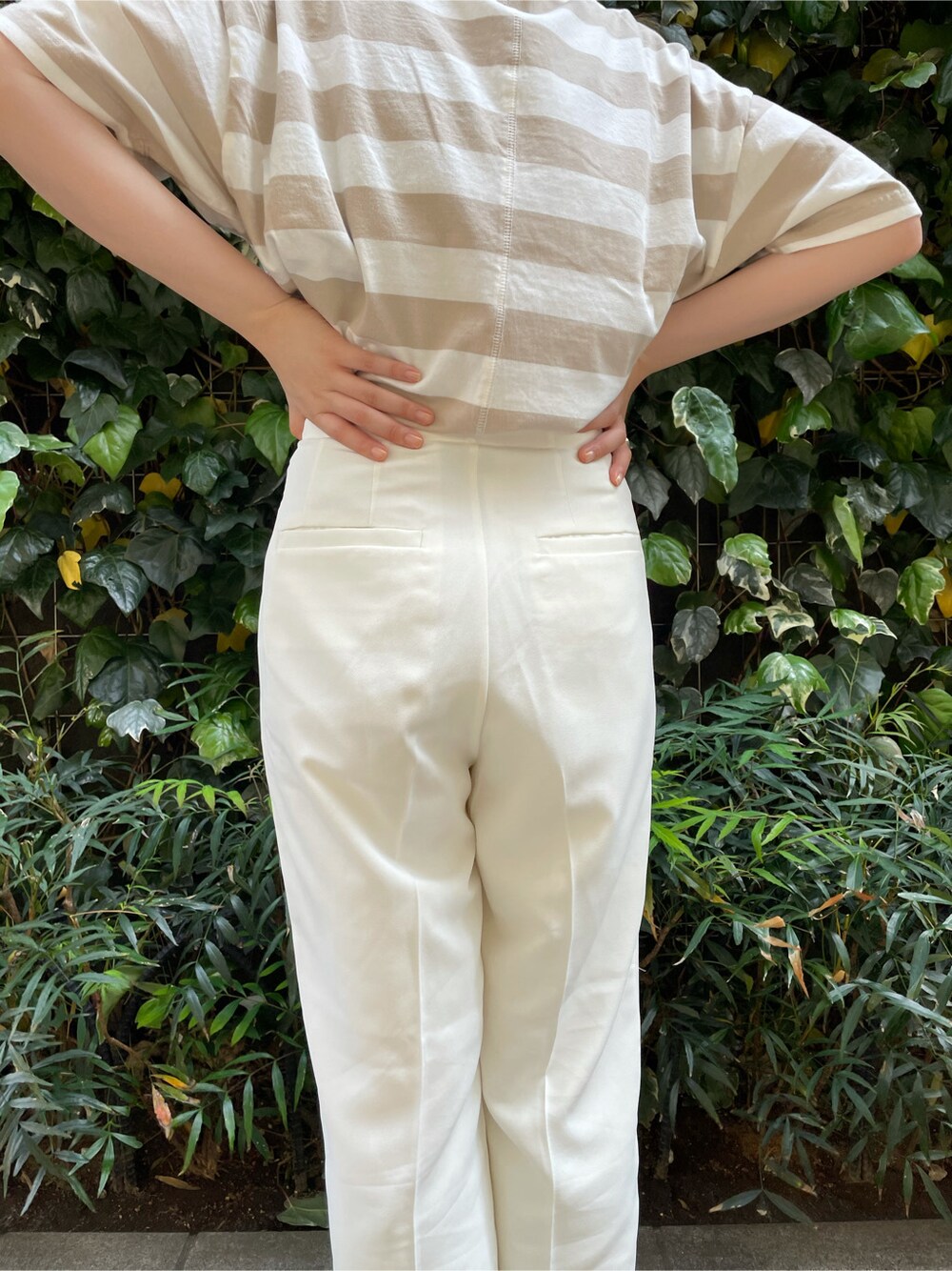 ホワイト系のその他パンツ、ブラウン系のサンダル、イエロー系のハンドバッグを着用したレディースの春コーディネートの5枚目の写真