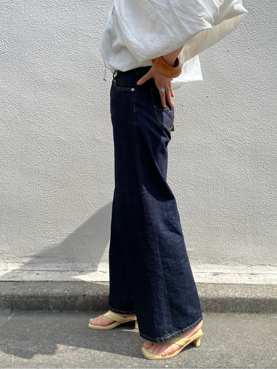 ホワイト系のシャツ/ブラウス、ブルー系のデニムパンツ、ベージュ系のバングル/リストバンドを着用したレディースの春コーディネートの4枚目の写真