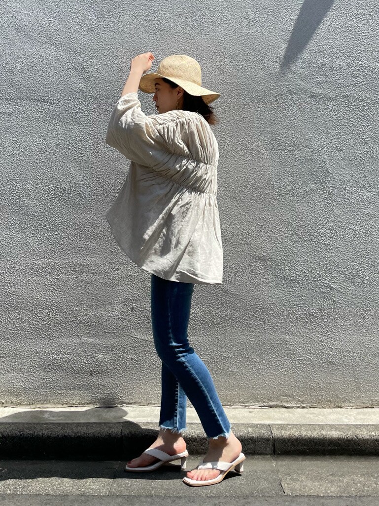 ホワイト系のシャツ/ブラウス、ブルー系のデニムパンツ、ブラウン系のピアス（両耳用）を着用したレディースの春コーディネートの5枚目の写真