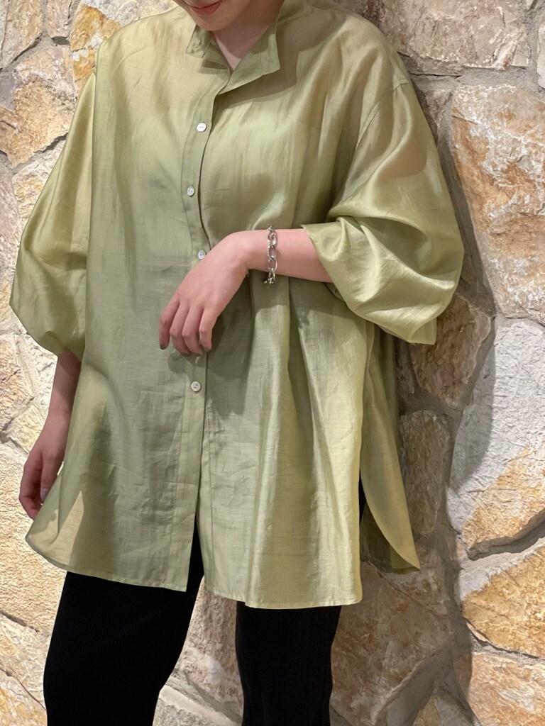 ベージュ系のシャツ/ブラウス、ブラック系のその他シューズ、ブラック系のその他パンツを着用したレディースの夏コーディネートの3枚目の写真