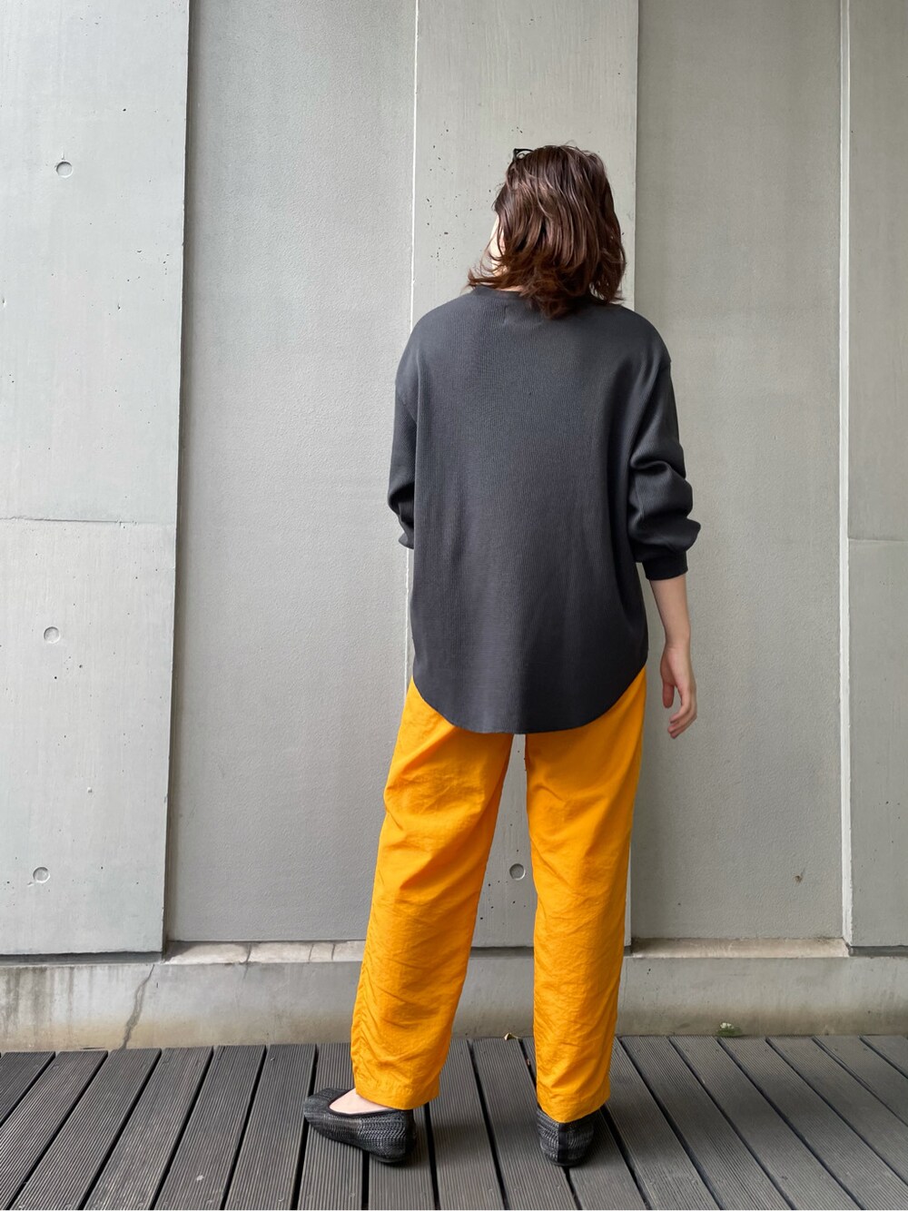 イエロー系のその他パンツ、グレー系のTシャツ/カットソー、ゴールド系のブレスレットを着用したレディースの春コーディネートの4枚目の写真