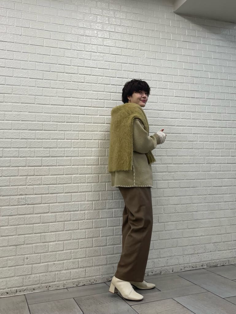 ブラウン系のその他パンツ、ベージュ系のニット/セーター、ホワイト系のネックレスを着用したレディースの冬コーディネートの3枚目の写真